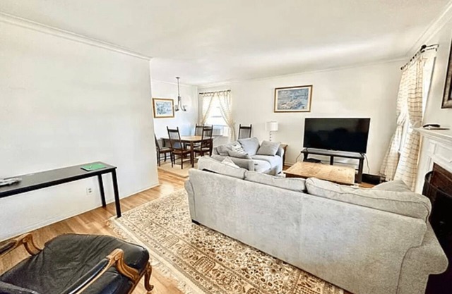 Cozy Cottage in Redondo Beach by the Riviera Village shops and restaurants.