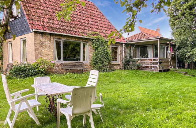 Cozy cottage in the countryside near the lake Ijsselmeer.