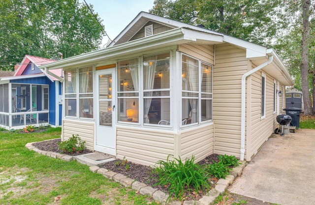 Cozy Cottage Just 2 Blocks From the River!