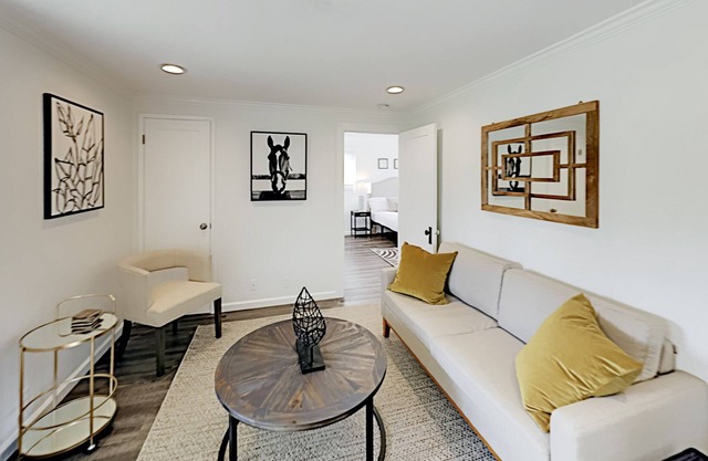 Cozy cottage just 2 minutes from plaza with AC, peaceful backyard, washer/dryer