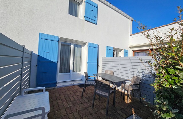 Cozy Cottage Near Beach with Private Garden, Parking, and Pet-Friendly Option