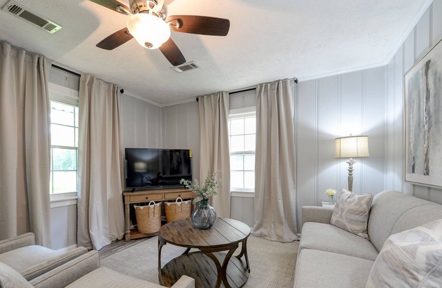 Cozy Cottage- New Football Rates for 2023!