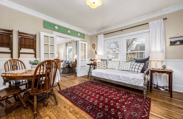 Cozy Cottage newly renovated near DWNTN & MTSU