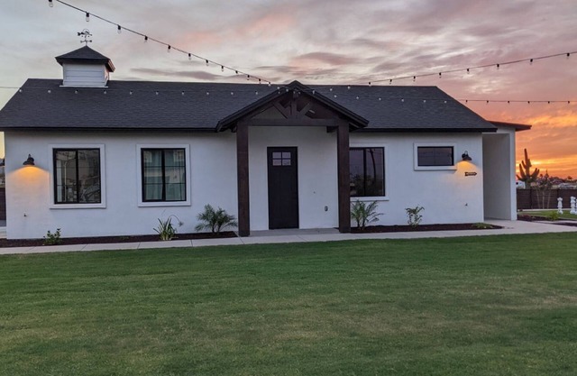 Cozy Cottage on 1.5 acres with Private Pond near hiking and biking trails