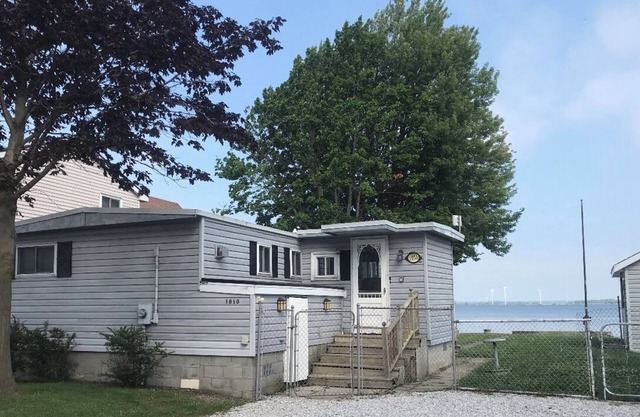 Cozy Cottage on Rondeau Bay in Erieau steps from local restaurants!