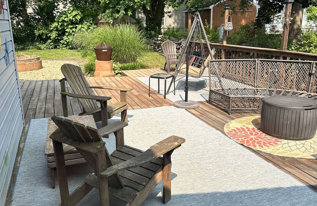 Cozy cottage on the point - 2 blocks from river and bay!