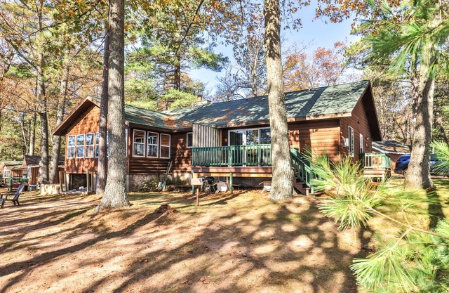 Cozy Cottage Overlooking the beautiful lake!