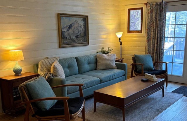 Cozy Cottage|Swing Set/Fenced Yard/Pet friendly