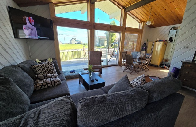 Cozy cottage with private beach access. Family and pet friendly!