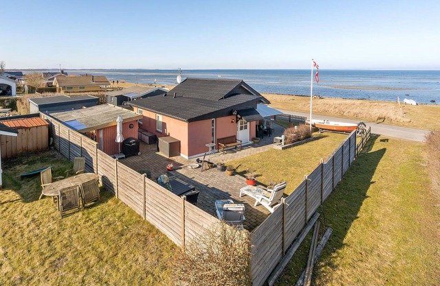 Cozy cottage with large sheltered terrace directly on the sea.