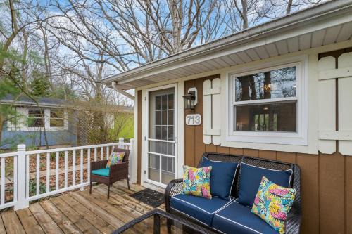 Cozy Cottages Brown Cottage Hot tubTown