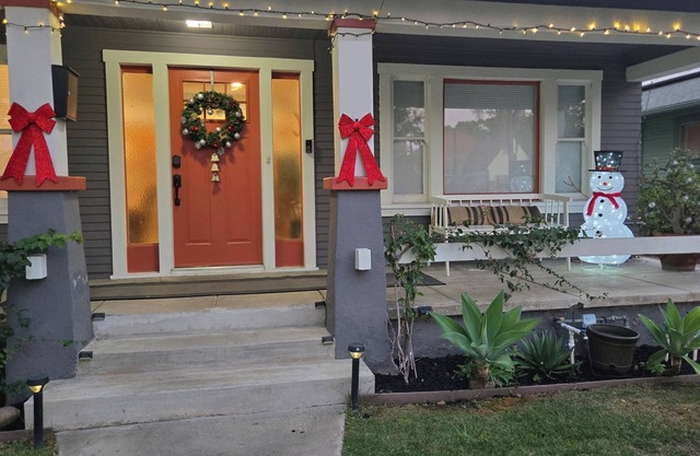 Cozy Craftsman Getaway near the Beach, Disneyland, Retro Row, and Holiday Magic