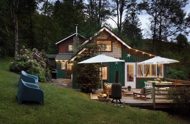 Cozy Creekside Charmer: Phoenicia Woodstock Views! 8 acres