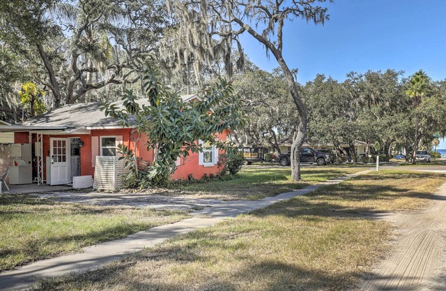 Cozy Crystal Beach Cottage: Walk to Shoreline