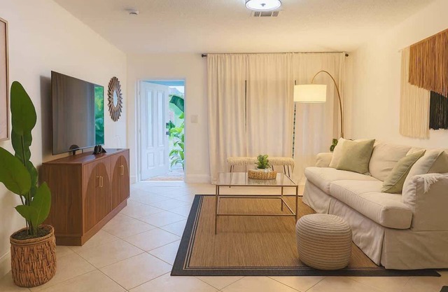 Cozy Dania Beach House with Fenced Backyard