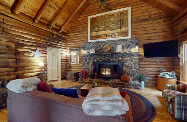 Cozy dog-friendly condo w/private deck, grill, gas fireplace, firepit, cornhole
