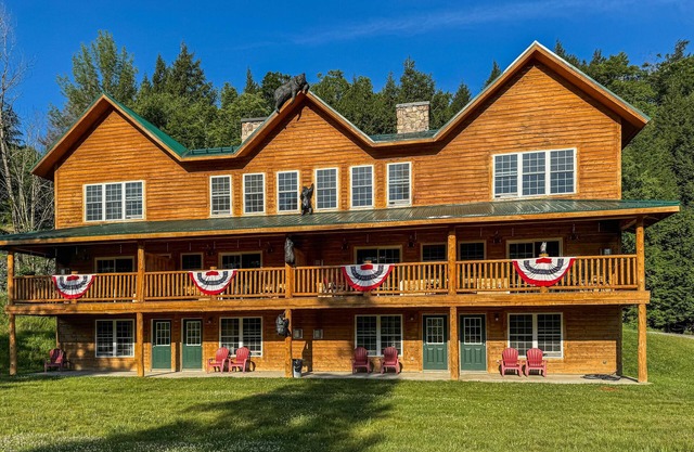 Cozy dog-friendly condo w/mtn views, deck, grill, fireplace, firepit, cornhole