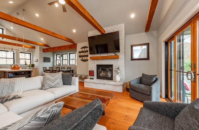Cozy Dog Friendly Golf Area Retreat w/Deck & Fireplace
