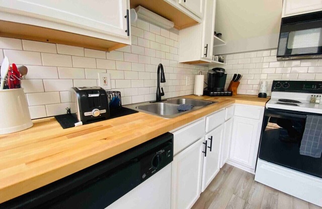 Cozy Downtown Modern Condo in the Heart of it all