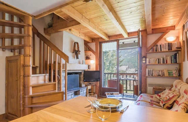 Cozy Duplex with Mezzanine, Balcony & Mountain Views - Sleeps 5