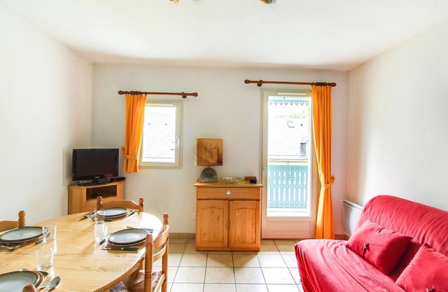 Cozy Duplex Chalet for 6 with Parking, Terrace, and Ski Shuttle Access