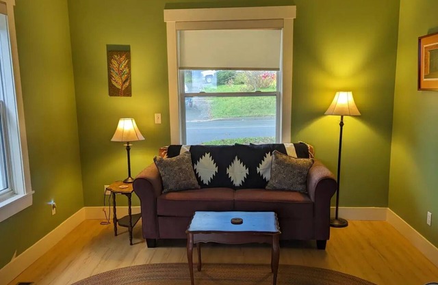 Cozy duplex with wood stove near Bayshore Beach & Irving Nature Park