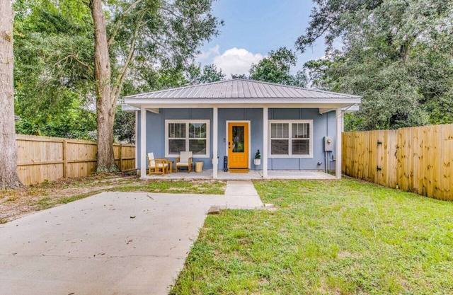 Cozy East Hill Convenience