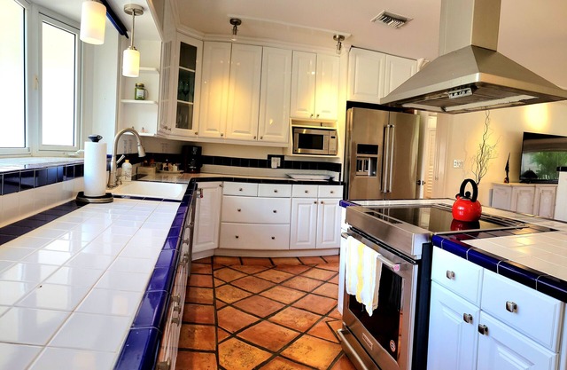 Cozy, elegant and comfortable waterfront house with direct ocean access