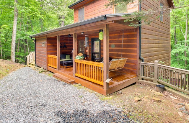 Cozy Ellijay Cabin w/ Deck + Indoor Pool Access!