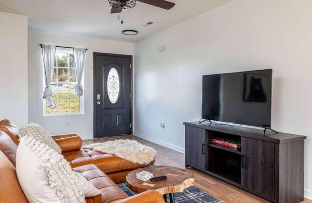 Cozy Fall Cabin near Dollywood | Arcade + Hot Tub