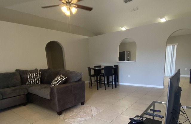 Cozy family/friendly 3/2 house w/fenced yard