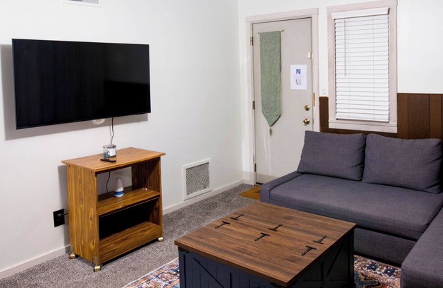 Cozy Family Ranch Near DTW, Detroit & Ann Arbor