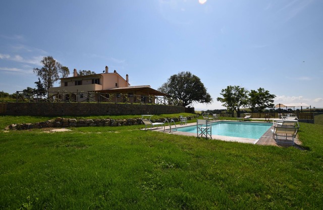 Cozy farmhouse with panoramic pool in Maremma for families and groups
