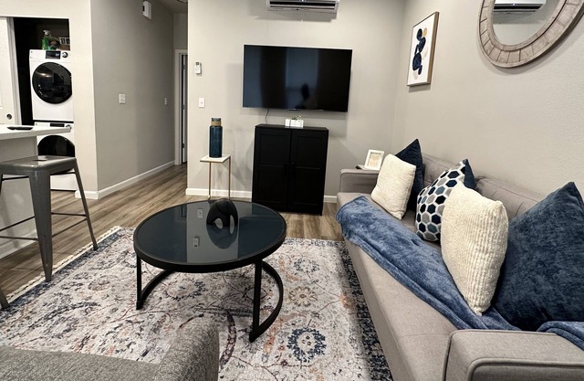 Cozy first floor Townhouse near Tacoma Dome