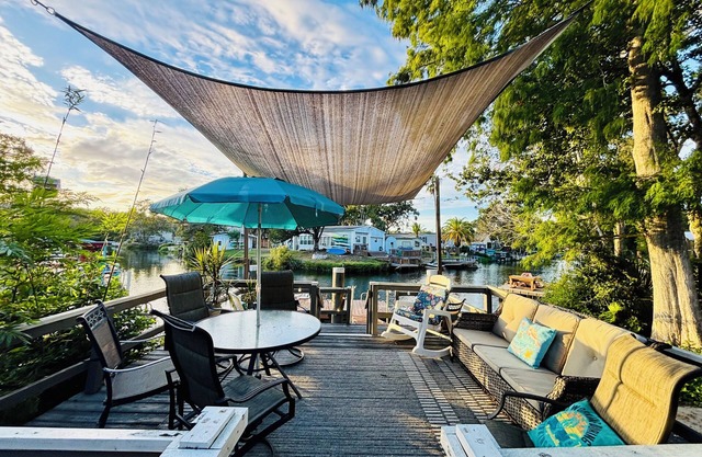 Cozy Florida Vibe-Waterfront- Early & Late Ck-in & out!