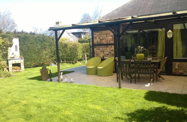 Cozy four-person bungalow with a covered terrace