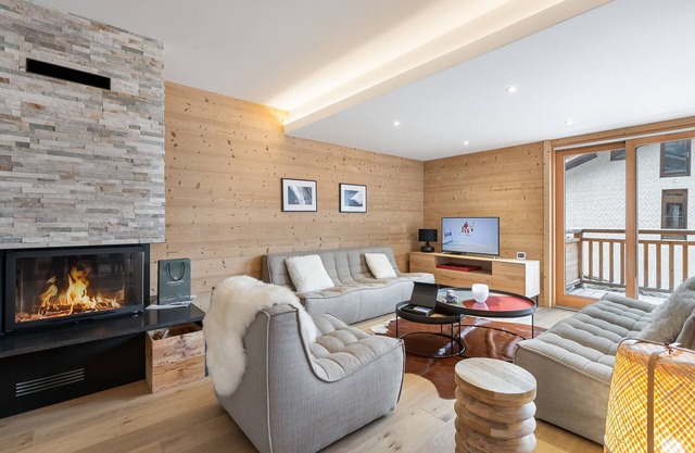 Cozy Apartment Near Ski Lifts, New Residence, Garage, Sleeps 8