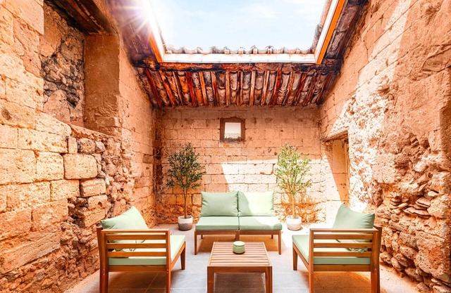 Cozy duplex - patio - sleeps 6 - historic village