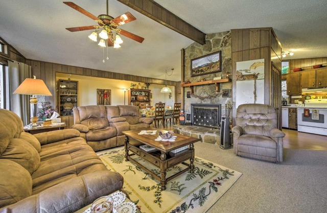 Cozy Franklin Getaway with Deck, Mountain Views