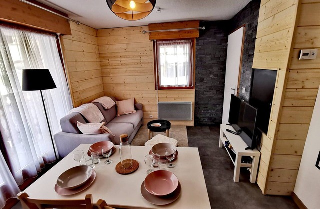 Cozy Functional Apartment for 4, Near Center and Ski Slopes, Garage Included