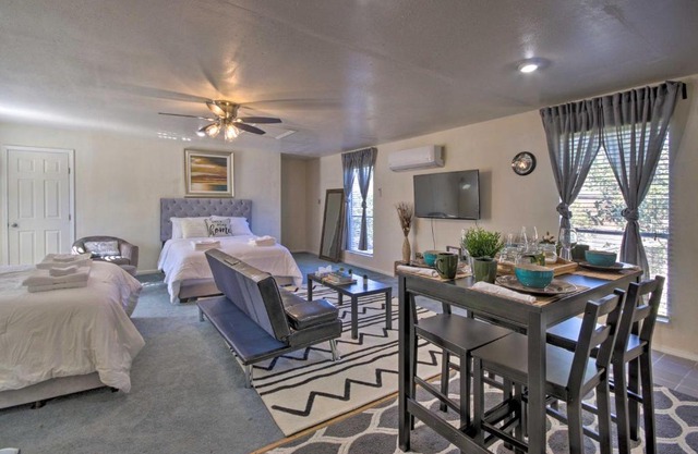 Cozy Getaway with Yard - 20 Mi to Downtown Houston!