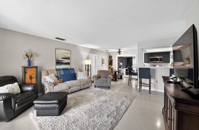 Cozy Haven near Manatee Memorial and Great Beaches