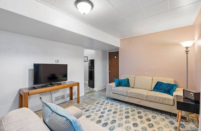 Cozy Holiday Hideaway | King Bed | Free Parking