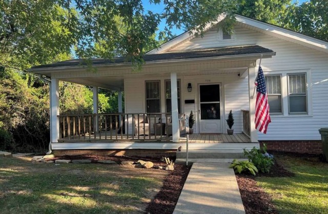 Cozy home conveniently located in downtown Hendersonville