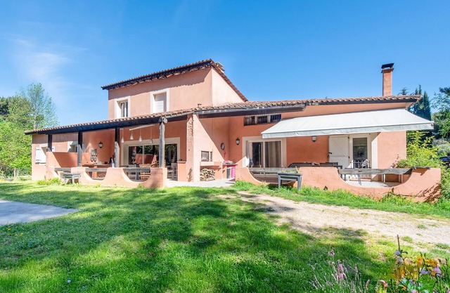 Cozy home in Simiane-Collongue