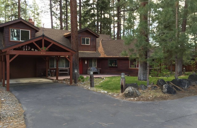 Cozy home in private lakefront gated community. 3 miles from casinos -8 Guests