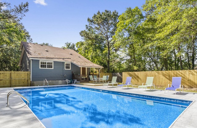 Cozy home just mins to everything! PRIVATE POOL!