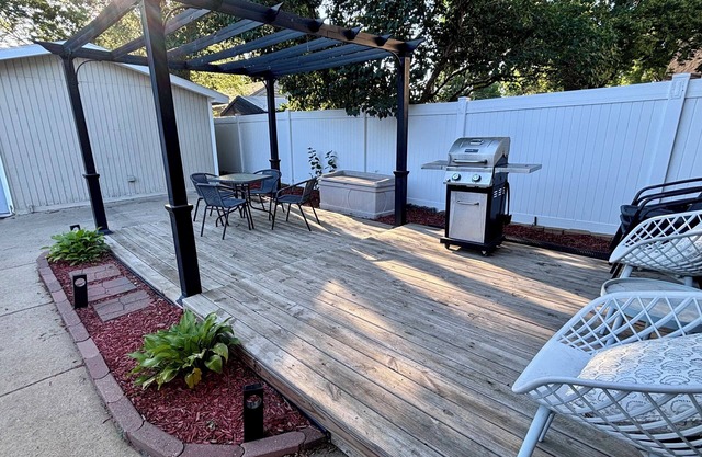 Cozy home near Premier Center, Downtown & Hospital: 65"TV & Fenced Yard-Sleeps 7