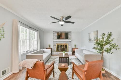 Cozy Home with Arcade, Ping Pong & Fenced Backyard