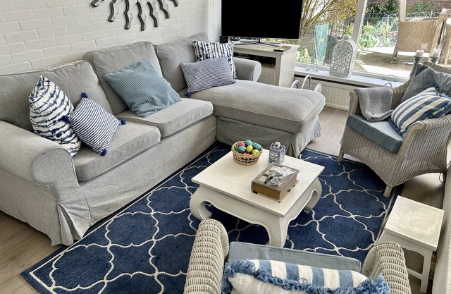 Cozy home with beautiful garden, a dog owners favorite.
